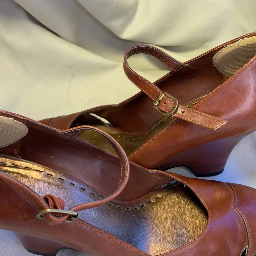 Gianni Bini elegant leather wedge almost NEW